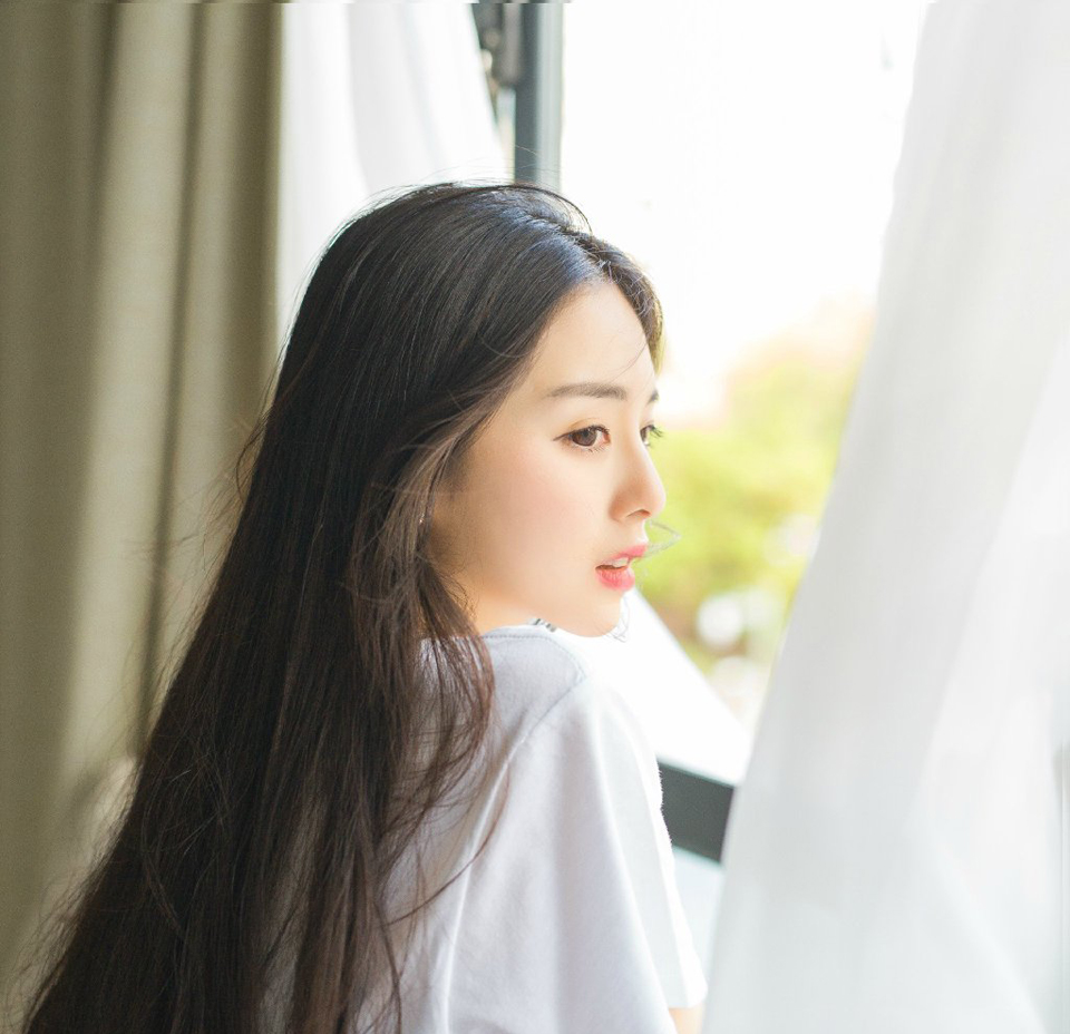 这种地方，电视台像在选美，谁漂亮谁上；广播台像在选鬼，怎么丑的人都有。——韩寒《三重门》